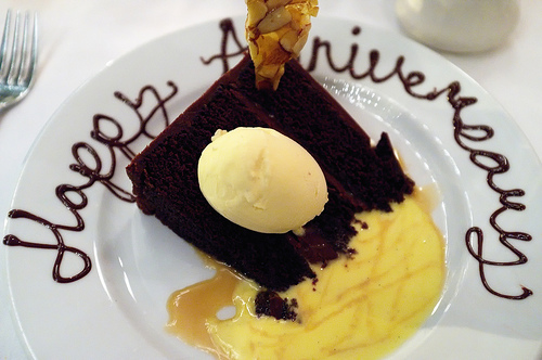 happy anniversary plate